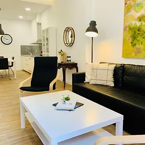 https://homely-mlaga-luxury-atarazanas.hotelsinnerja.org